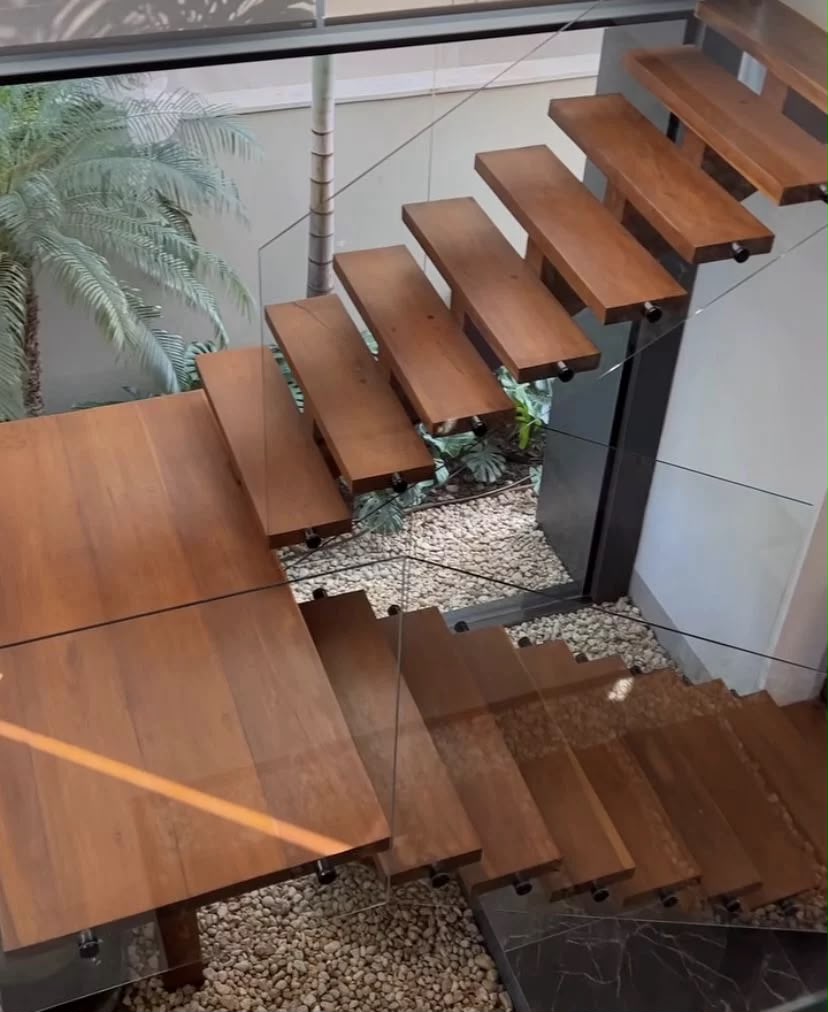 Escada de madeira de alto padrão em ambiente contemporâneo